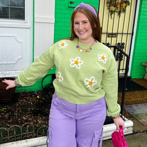 Green Sweater with Daisys - Picture 1 of 3